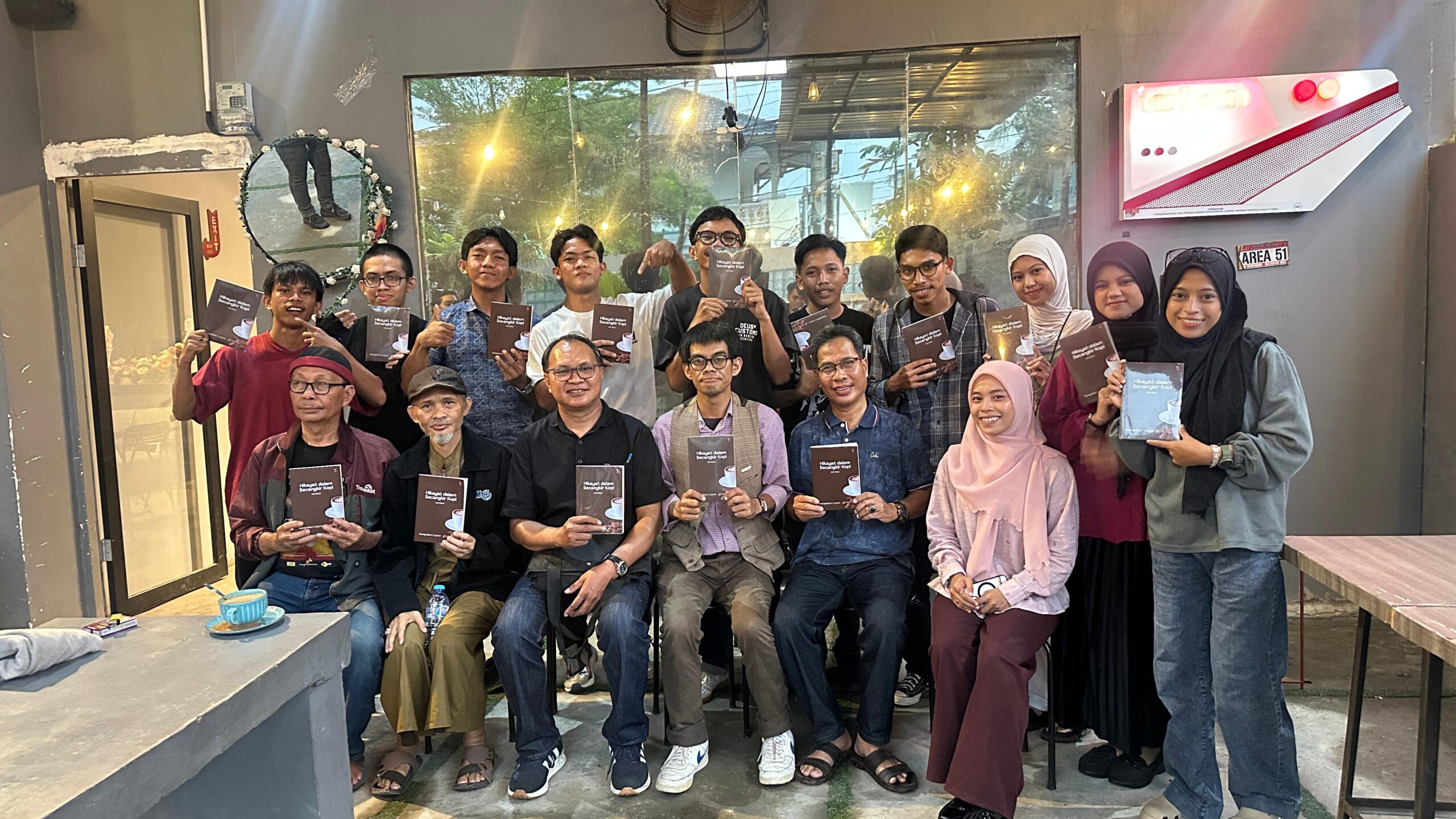 Foto bareng Adil Akbar bersama komunitas Jalan Bareng dan Kordinator Satu Pena Sul-Sel Rusdin Tompo.