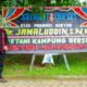 Dr Jamaluddin, S.Pd, MM, petani milenial asal Kanreapia, Gowa, berpose di depan papan ucapan selamat usai dinyatakan lulus ujian promosi doktor di UIN Alauddin Makassar.