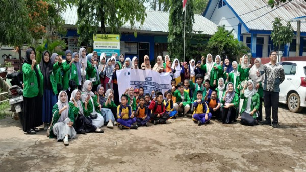 Mahasiswa Fakultas Tarbiyah dan Keguruan (FTK) UIN Alauddin Makassar berfoto bersama siswa dan guru SD Negeri Parinring usai pelaksanaan kegiatan SEHATI (Sekolah Hijau Edukasi Fisiologi Tumbuhan Inovatif)