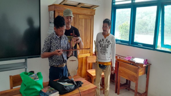 Siswa SMP Negeri 6 Polongbangkeng Utara mencoba memainkan kesok-kesok didampingi seniman tradisi Bugis-Makassar.