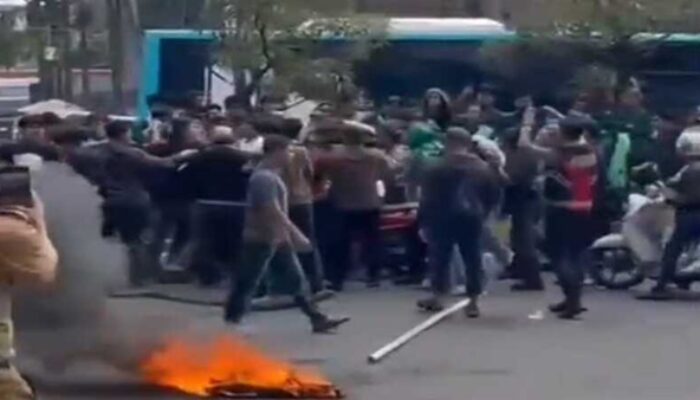 Demo Pemekaran Luwu Tengah, Massa Bentrok dengan Satpol PP di Kantor Gubernur 