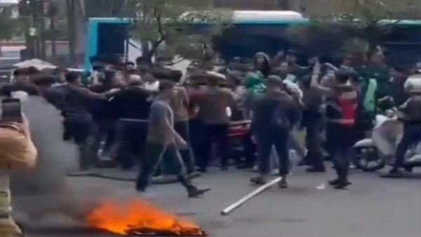 Demo Pemekaran Luwu Tengah, Massa Bentrok dengan Satpol PP di Kantor Gubernur