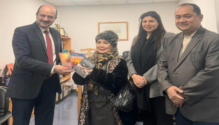 Buku Puisi “Keagungan Kota Suci” Karya Halimah Munawir Jadi Kado Apresiasi Diri di Usia 62 Tahun