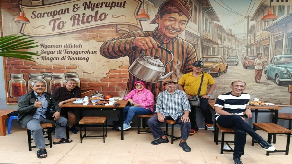 Sejumlah tamu berfoto bersama di Warkop Nyeruput To Riolo, Royal Sentraland BTP, Makassar, saat pembukaan usaha milik Harun Ar Rasyid yang mengusung konsep nostalgia dan budaya ngopi tempo doeloe.