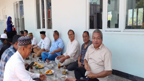 Andi Irawan Bintang bersama jamaah menikmati hidangan Jumat Berkah di teras Masjid Ashabul Jannah Dispusarsip Provinsi Sulawesi Selatan, Talasalapang, Makassar.