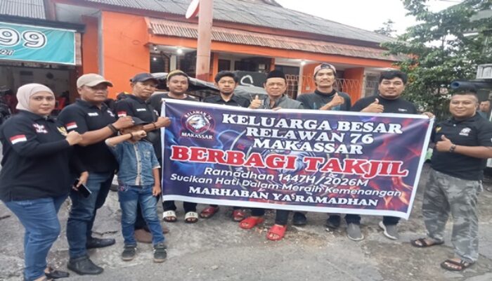 Aksi Sosial Ramadan, Relawan 76 Makassar Salurkan Ratusan Paket Kue dan Takjil