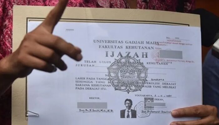 Tanpa Ditutup-Tutupi, Salinan Ijazah Jokowi Masuk Tahap Pengujian