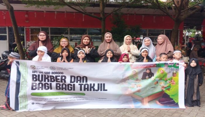 Semarak Ramadan, Murid SD Negeri Borong Makassar Berbagi Takjil ke Pengguna Jalan