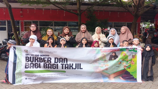 Guru dan murid SD Negeri Borong Makassar berfoto bersama usai kegiatan Buka Bersama dan Berbagi Takjil dalam rangka semarak Ramadan, yang digelar di lingkungan sekolah sebelum pembagian takjil kepada pengguna jalan di Jalan Borong Raya.
