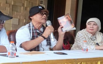 Penyair dan Sastrawan Ahmadun Yosi Herfanda didampingi Putra Gara dan Halimah Munawir sedang berbicara pada acara bincang sastra buku "Mesir Love Story Di Bawah Langit Para Nabi " berlangsung di Jakarta, Senin siang, 30 Maret 2026. (Foto : Lasman)
