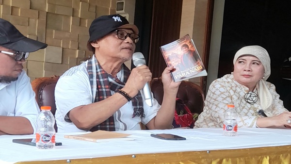 Penyair dan Sastrawan Ahmadun Yosi Herfanda didampingi Putra Gara dan Halimah Munawir sedang berbicara pada acara bincang sastra buku "Mesir Love Story Di Bawah Langit Para Nabi " berlangsung di Jakarta, Senin siang, 30 Maret 2026. (Foto : Lasman)