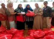 Alumni FH Unhas 87 Salurkan Paket Lebaran kepada Warga di Makassar