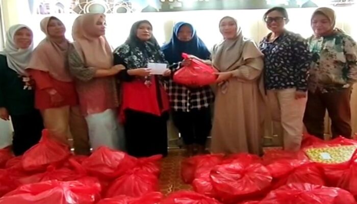 Alumni FH Unhas 87 Salurkan Paket Lebaran kepada Warga di Makassar