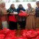 Alumni FH Unhas 87 Salurkan Paket Lebaran kepada Warga di Makassar