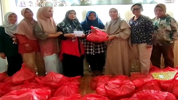 Alumni FH Unhas 87 Salurkan Paket Lebaran kepada Warga di Makassar