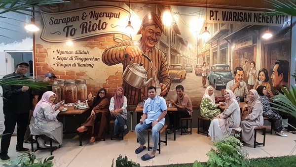 Suasana kebersamaan dalam acara Halalbihalal Ikatan Keluarga Alumni (IKA) Fakultas Hukum Universitas Hasanuddin Angkatan 1987 yang digelar di Kedai Kopi Nyeruput To Riolo, Royal Sentraland BTP, Makassar, Senin (30/3/2026).