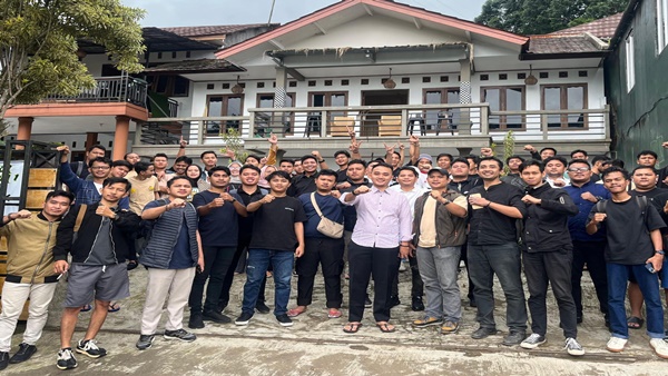 Ketua Umum PERMAHI Azhar Sidiq didampingi pengurus dan anggota PERMAHI saat sesi foto bersama