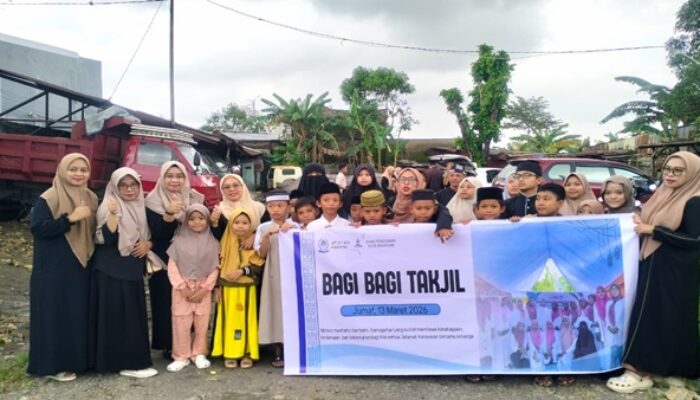 Program INSAN SD Negeri Parinring Makassar, Murid Bagikan 204 Paket Takjil ke Pengguna Jalan