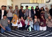 Adil Akbar (tengah) dan komunitas literasi