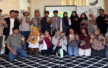Adil Akbar (tengah) dan komunitas literasi