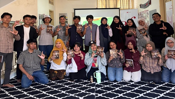 Adil Akbar (tengah) dan komunitas literasi