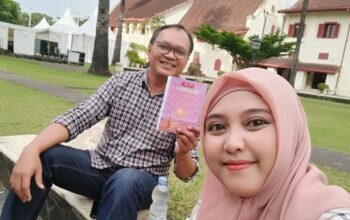 Koordinator SATUPENA Sulawesi Selatan, Rusdin Tompo, bersama dengan penulis buku Self-Help Religius Astrini Syamsuddin