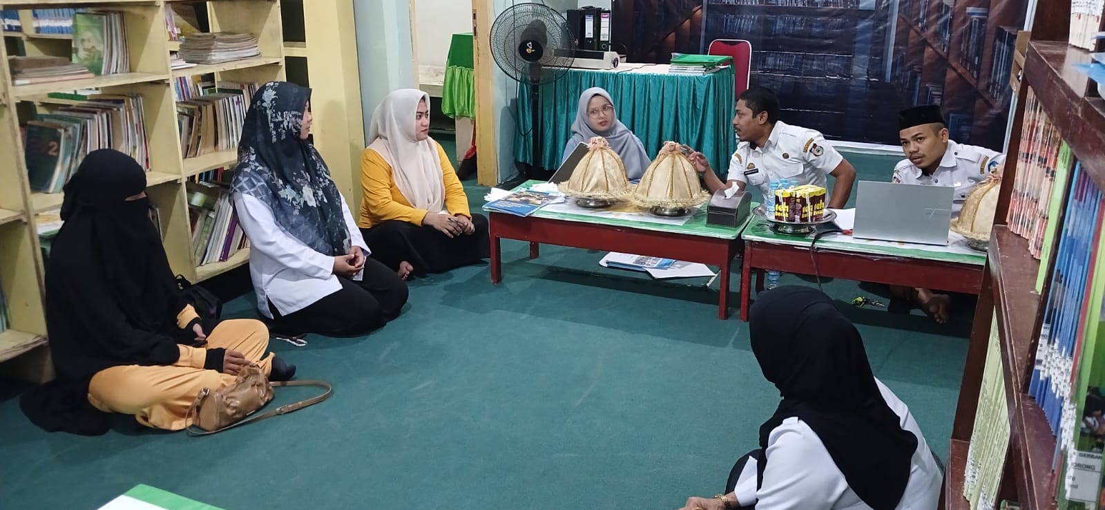 Perwakilan Kementerian Pendidikan Dasar dan Menengah melakukan pendampingan kesiapan Perpustakaan Ramah Anak di SDN Borong Makassar, Makassar menjelang peresmian.