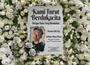 Karangan bunga duka cita untuk Sofyan alias Piyan, penggiat seni budaya Jawa di Sumatera Utara.