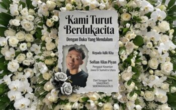 Karangan bunga duka cita untuk Sofyan alias Piyan, penggiat seni budaya Jawa di Sumatera Utara.