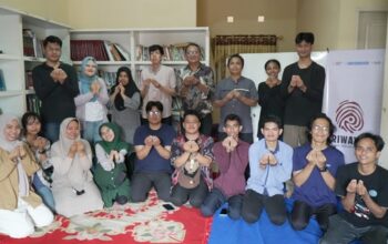 Peserta Workshop Co-Creation Inklusif berfoto bersama usai kegiatan di Makassar, yang melibatkan ragam disabilitas dalam upaya menciptakan konten sejarah dan budaya yang lebih inklusif dan mudah diakses semua kalangan.