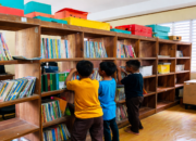 Murid SD Negeri Parinring bergotong-royong melakukan pembenahan Perpustakaan Sekolah