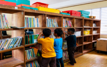 Murid SD Negeri Parinring bergotong-royong melakukan pembenahan Perpustakaan Sekolah