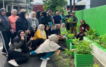 Panen Perdana RW 12 Batua Makassar, Sulap Lorong Jadi Kebun Produktif