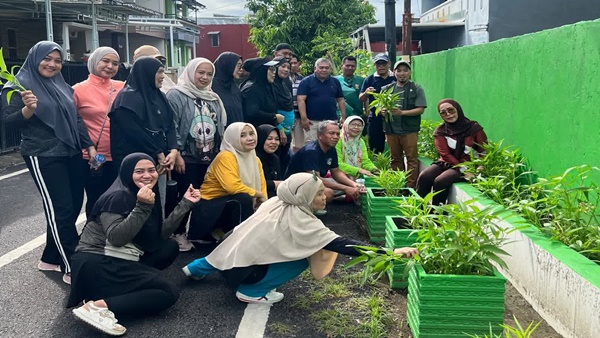 Panen Perdana RW 12 Batua Makassar, Sulap Lorong Jadi Kebun Produktif