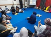 Tim World Resources Institute Indonesia bersama fasilitator dan peserta berbagi pengalaman hasil transect walk di Pulau Barrang Lompo dalam sesi PARKIR di MIWF 2026.