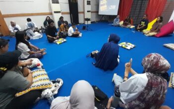 Tim World Resources Institute Indonesia bersama fasilitator dan peserta berbagi pengalaman hasil transect walk di Pulau Barrang Lompo dalam sesi PARKIR di MIWF 2026.