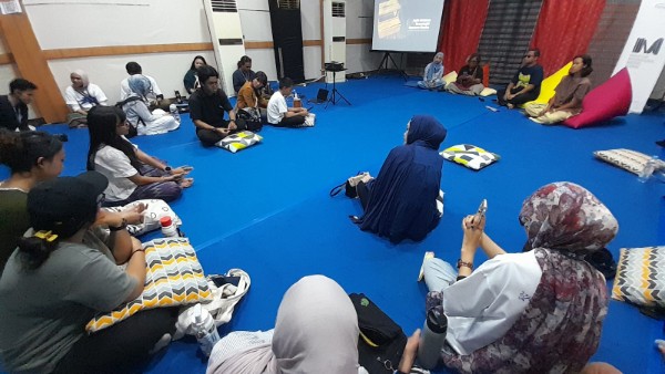 Tim World Resources Institute Indonesia bersama fasilitator dan peserta berbagi pengalaman hasil transect walk di Pulau Barrang Lompo dalam sesi PARKIR di MIWF 2026.