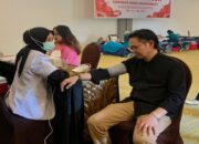 General Manager MaxOne Hotel & Resort Makassar, M. Yusuf Sandy saat mengikuti aksi donor darah yang digelar bersama PMI Kota Makassar.