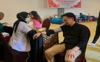 General Manager MaxOne Hotel & Resort Makassar, M. Yusuf Sandy saat mengikuti aksi donor darah yang digelar bersama PMI Kota Makassar.