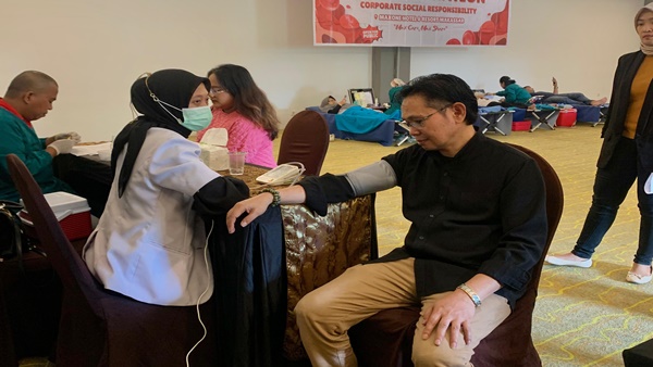 General Manager MaxOne Hotel & Resort Makassar, M. Yusuf Sandy saat mengikuti aksi donor darah yang digelar bersama PMI Kota Makassar.