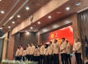 Pengurus DPN PERMAHI 2026 bersama para tokoh nasional dan tamu undangan berfoto bersama usai pelantikan dan seminar nasional di Gedung Kementerian Hukum RI, Jakarta.