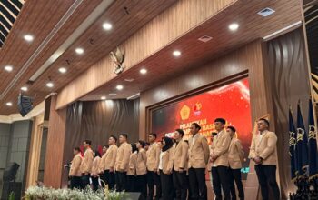 Pengurus DPN PERMAHI 2026 bersama para tokoh nasional dan tamu undangan berfoto bersama usai pelantikan dan seminar nasional di Gedung Kementerian Hukum RI, Jakarta.