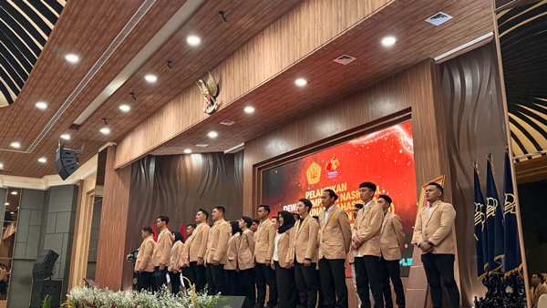 Pengurus DPN PERMAHI 2026 bersama para tokoh nasional dan tamu undangan berfoto bersama usai pelantikan dan seminar nasional di Gedung Kementerian Hukum RI, Jakarta.