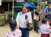 Peserta kegiatan PARKIR Makassar berinteraksi dengan anak-anak di Pulau Barrang Lompo saat melakukan transect walk untuk melihat langsung kondisi layanan publik dan kehidupan masyarakat kepulauan, Kamis (23/4/2026).