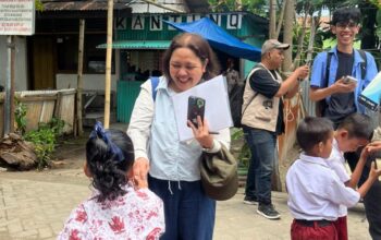 Peserta kegiatan PARKIR Makassar berinteraksi dengan anak-anak di Pulau Barrang Lompo saat melakukan transect walk untuk melihat langsung kondisi layanan publik dan kehidupan masyarakat kepulauan, Kamis (23/4/2026).