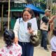 Peserta kegiatan PARKIR Makassar berinteraksi dengan anak-anak di Pulau Barrang Lompo saat melakukan transect walk untuk melihat langsung kondisi layanan publik dan kehidupan masyarakat kepulauan, Kamis (23/4/2026).