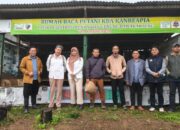 Tim verifikasi dari Kementerian Lingkungan Hidup RI bersama Dinas Lingkungan Hidup Kabupaten Gowa berfoto bersama di Rumah Baca Petani KBA Kanreapia, Senin (18/5/2026).