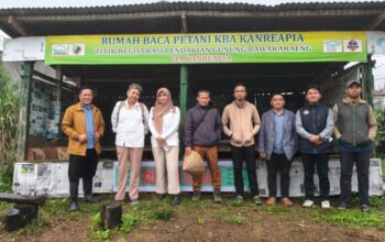 Tim verifikasi dari Kementerian Lingkungan Hidup RI bersama Dinas Lingkungan Hidup Kabupaten Gowa berfoto bersama di Rumah Baca Petani KBA Kanreapia, Senin (18/5/2026).