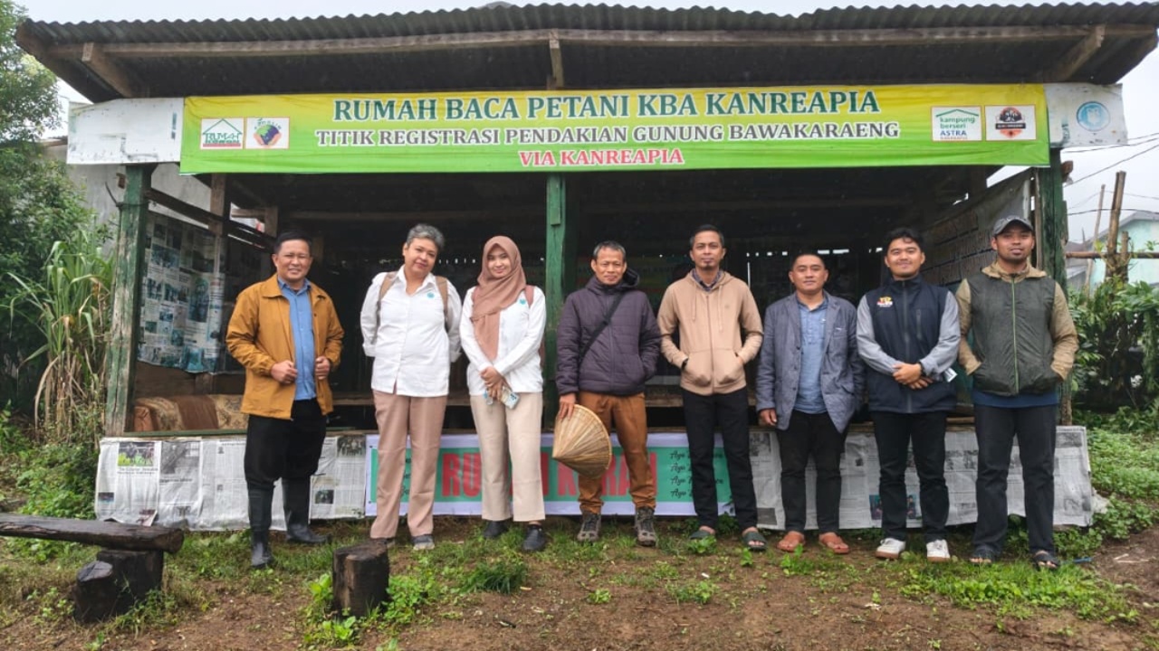 Tim verifikasi dari Kementerian Lingkungan Hidup RI bersama Dinas Lingkungan Hidup Kabupaten Gowa berfoto bersama di Rumah Baca Petani KBA Kanreapia, Senin (18/5/2026).