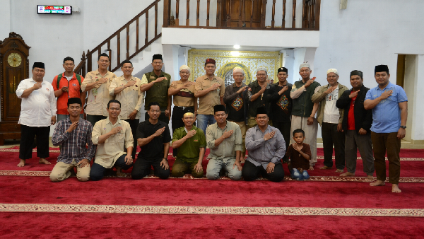 Suasana kebersamaan peserta Evaluasi Penyembelihan Idul Adha 1447 H DPD JULEHA Kota Makassar. Kegiatan yang diisi dengan berbagi pengalaman lapangan, diskusi teknis, dan Halal Bihalal ini bertujuan meningkatkan kompetensi serta memperkuat sinergi para praktisi juru sembelih halal di Kota Makassar.